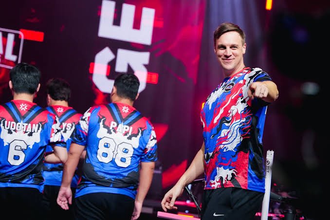 EPSPrimues's tweet photo. This is GE’s finalised roster for EWC and Stage 2 Pacific:

GE Udotan 🇰🇷 (Duelist) 
GE Ban 🇰🇷 (Flex)
GE Yoman 🇰🇷 (Initiator) (IGL)
GE Kr1stal 🇷🇺 (Initiator) (Import)
GE Papi 🇵🇭 (Controller)

GE Elevated 🇺🇸 (Head Coach)
GE mCe🇺🇸 (Assitant Coach)*
GE Patathor8 🇱🇺(Performance coach) https://t.co/nEXNCKhbnf