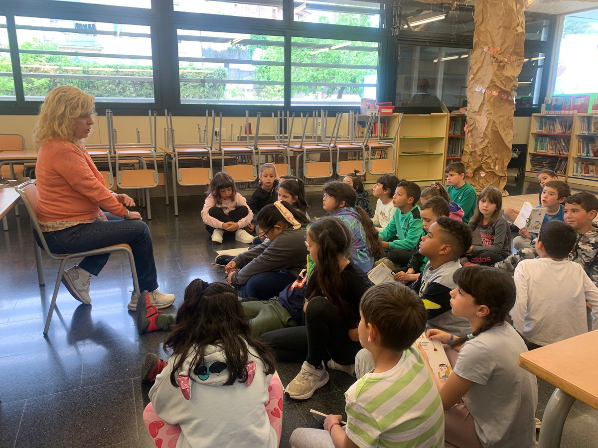 Avui ens ha visitat a l’escola la Maria Carme Roca, autora del llibre que hem llegit a 2n.: Els mitjons de l’ogre.