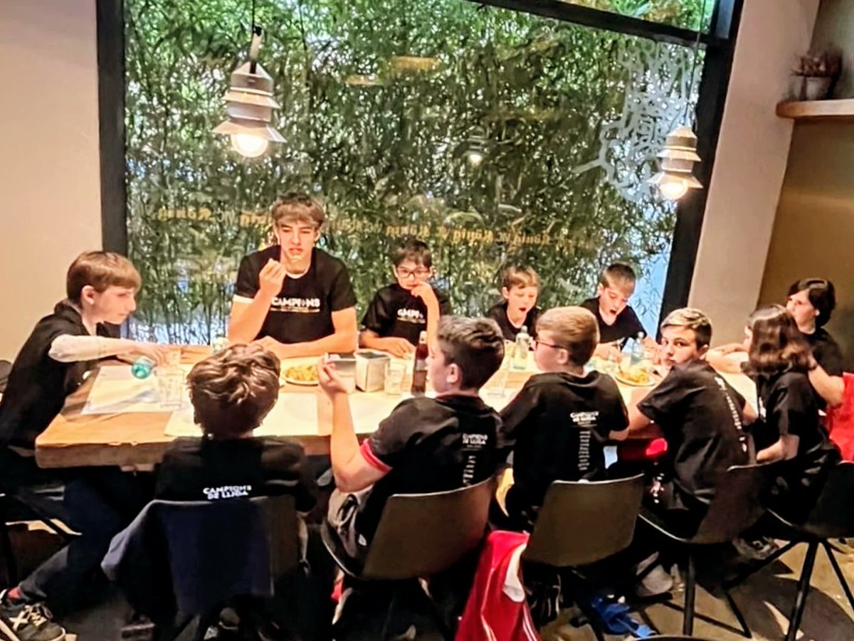 Ahir els nostres alevins van fer un sopar per celebrar la gran temporada, coronada amb la consecució del títol de lliga CEVO❗👏👏👏
🔴⚪🔴⚪🔴
#orgullósdeserdelVic #VicActivat