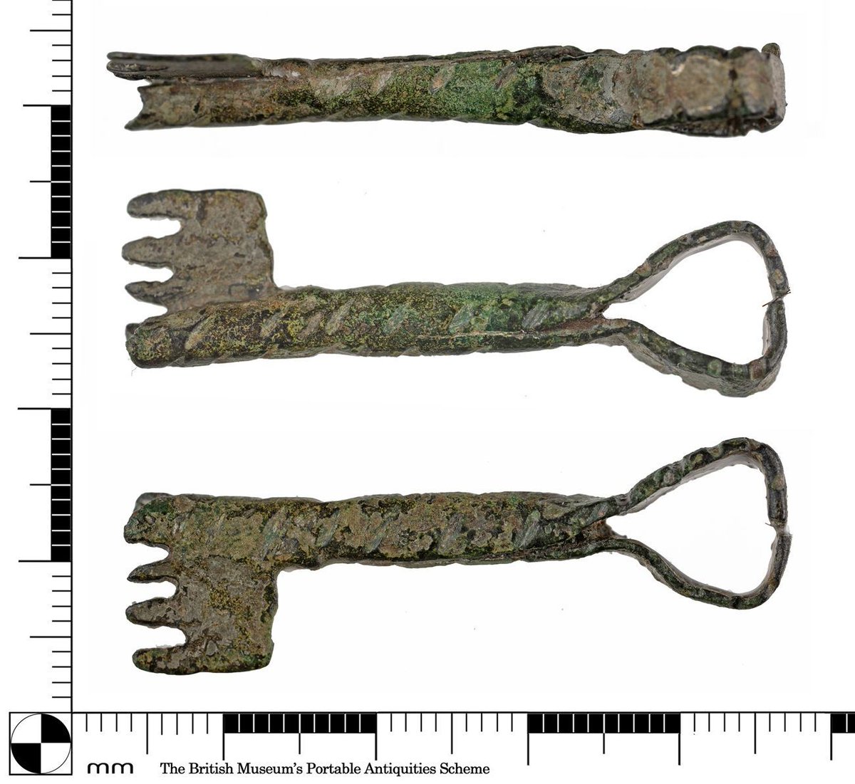 YORYM_FLO's tweet image. This medieval key is made from a sheet of metal, cut & rolled to form its shape. A high proportion of sheet keys were found at Meols on the Wirral coast where they were thought to be local replacement for lost or broken cast examples. #FindsFriday finds.org.uk/database/artef…