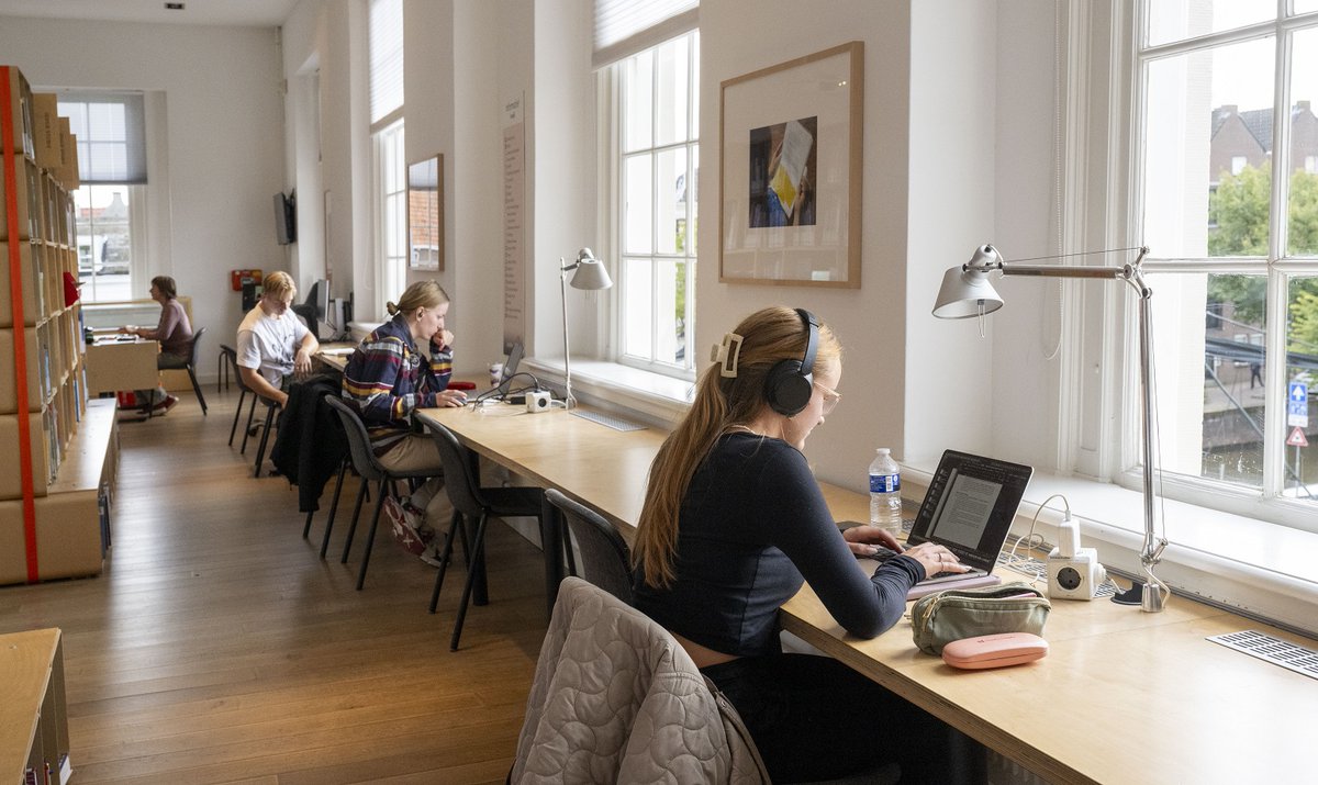 Oeeehhhh, spannend! Vandaag is de grote dag! De bieb wenst alle leerlingen ontzettend veel succes met hun eindexamens. We duimen, maar weten natuurlijk al lang hoe hard jullie allemaal geleerd hebben, dus hebben er alle vertrouwen in! 👊
Zet 'm op!!! 

#eindexamens #studieplekken