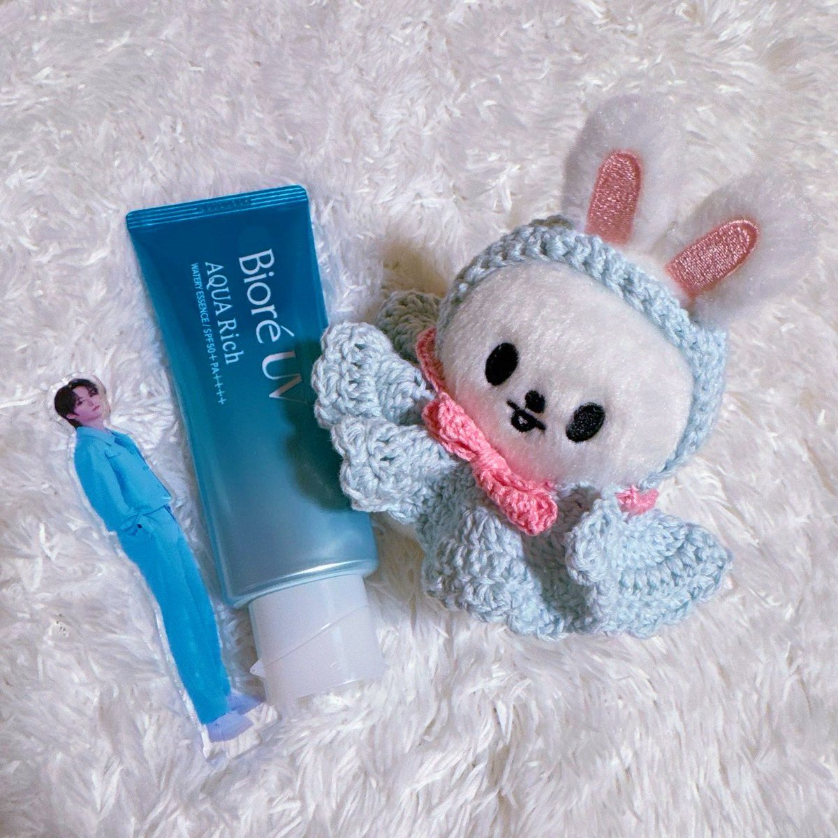 27co_h's tweet photo. 友達stayのリビちゃんに
てるてる坊主ポンチョソンムルしたら
可愛く撮ってくれた🤍
ビオレとアクスタリノと相性良すぎる‼︎
日曜日楽しんでね♡ https://t.co/akVzdcxKyI