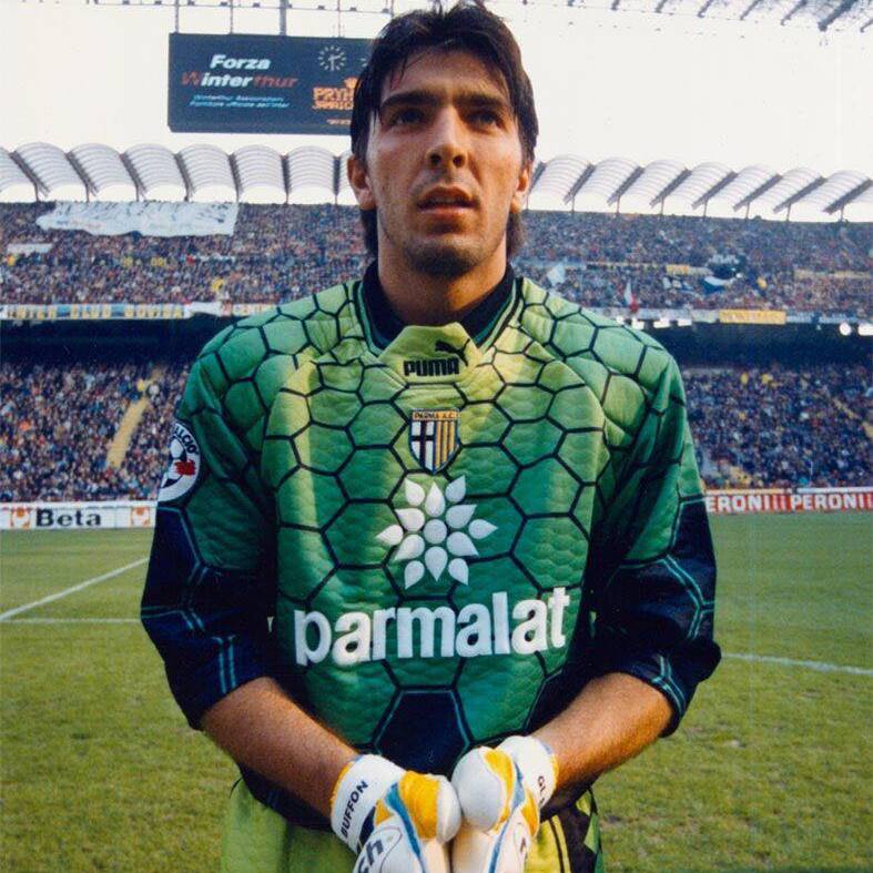 Serie A was full of legendary goalkeepers in the 90s 👕

Let’s dive into some iconic goalkeeper shirts and celebrate the shot-stopping legends who rocked them 🧤

A thread 🧵