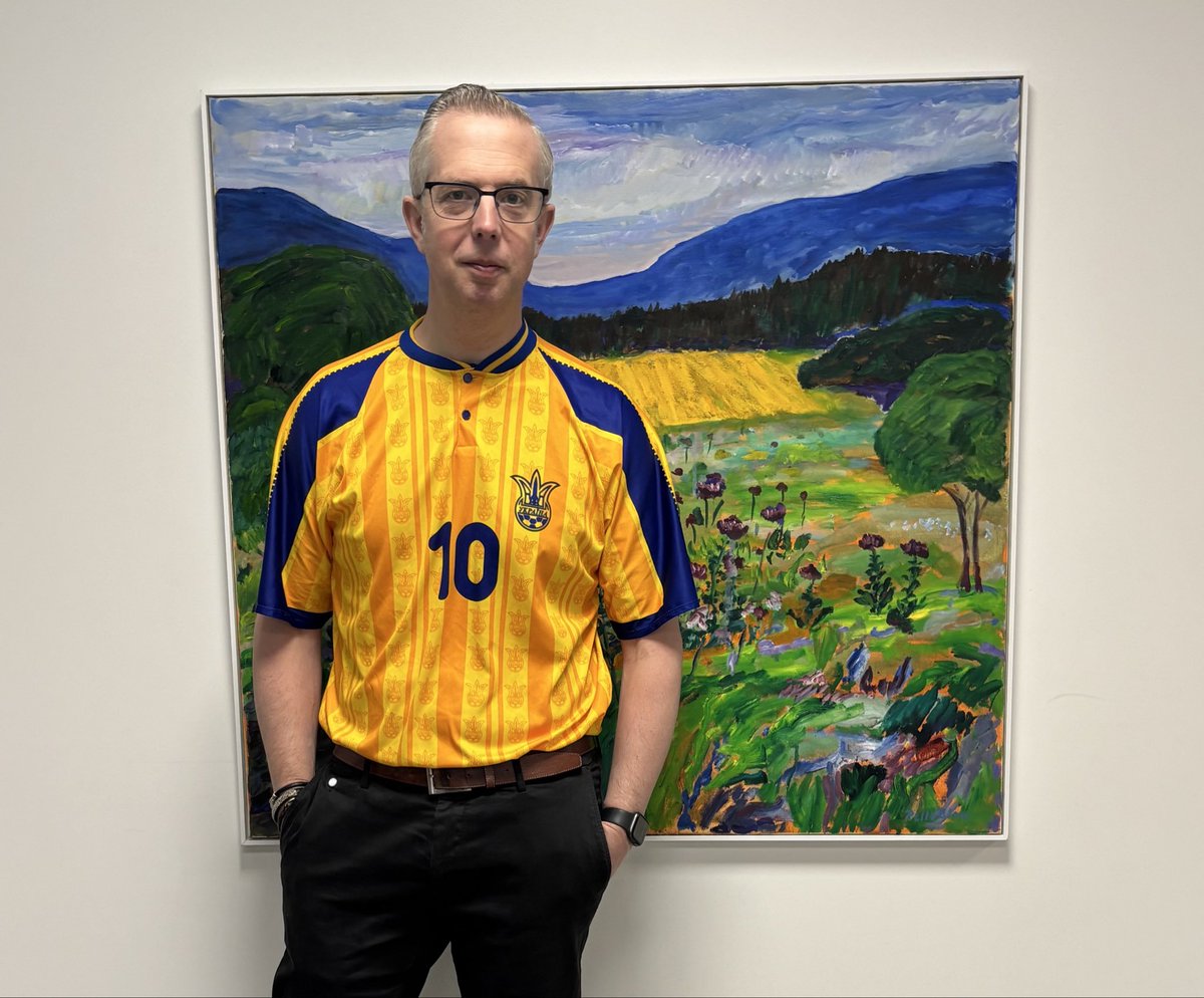 Idag är det #fotbollströjefredag till stöd för <a href="/barncancerfond/">Barncancerfonden</a> . För min del blev det Ukrainas landslagströja. #SlavaUkraini