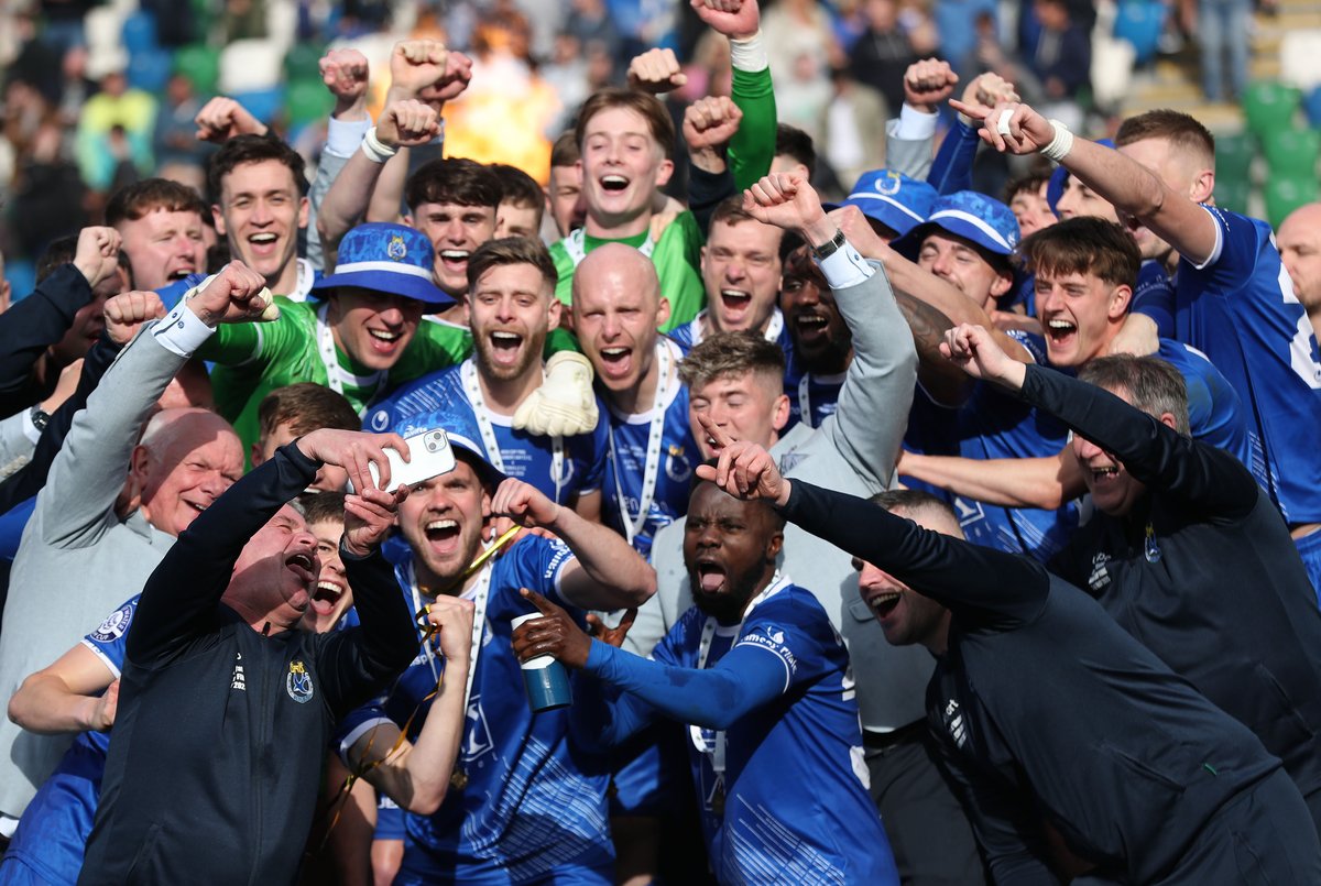 DgnSwifts's tweet photo. 𝗛𝗮𝗽𝗽𝘆 𝗙𝗿𝗶𝗱𝗮𝘆 𝗙𝗼𝗹𝗸𝘀 | 🤳 😄 📸 💙

It's hard to believe it's almost a week ago since we won the Irish Cup - just incase you didn't know already 😜 

Oh when the Swifts... 🎶 🎶

#UTS #RMBAWA #IrishCupWinners2025 https://t.co/8NLJSncNik
