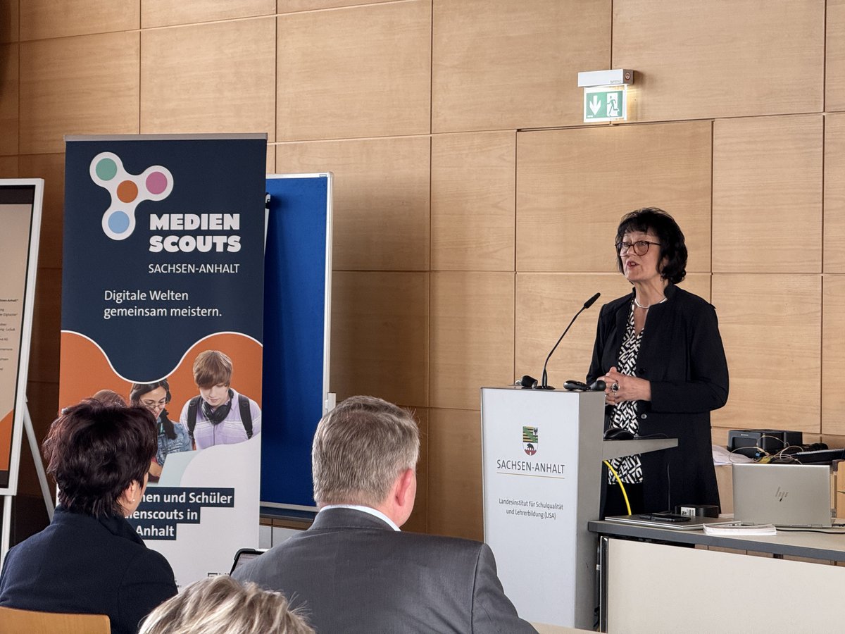 1/2 🚀Gestern startete die Medienscouts-Initiative des <a href="/LISachsenAnhalt/">Landesinstitut Schulqualität & Lehrerbildung ST</a>. Ziel: Schülerinnen und Schüler in <a href="/sachsenanhalt/">Sachsen-Anhalt</a> werden zu Peer-Coaches ausgebildet, die beim sicheren Umgang mit digitalen #Medien unterstützen – für mehr Orientierung, Prävention🛡️ und #Medienkompetenz