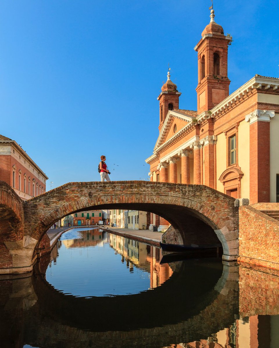 ..𝕡𝕒𝕤𝕤𝕖𝕘𝕘𝕚𝕒𝕟𝕕𝕠 𝕥𝕣𝕒 𝕝𝕖 𝕧𝕚𝕖... ecco uno degli angoli più affascinanti e fotografati di Comacchio: il Ponte degli Sbirri!

📍 Costruito nel Seicento, su progetto dell’architetto Luca Danese, questo ponte incrocia due dei canali più importanti della città.