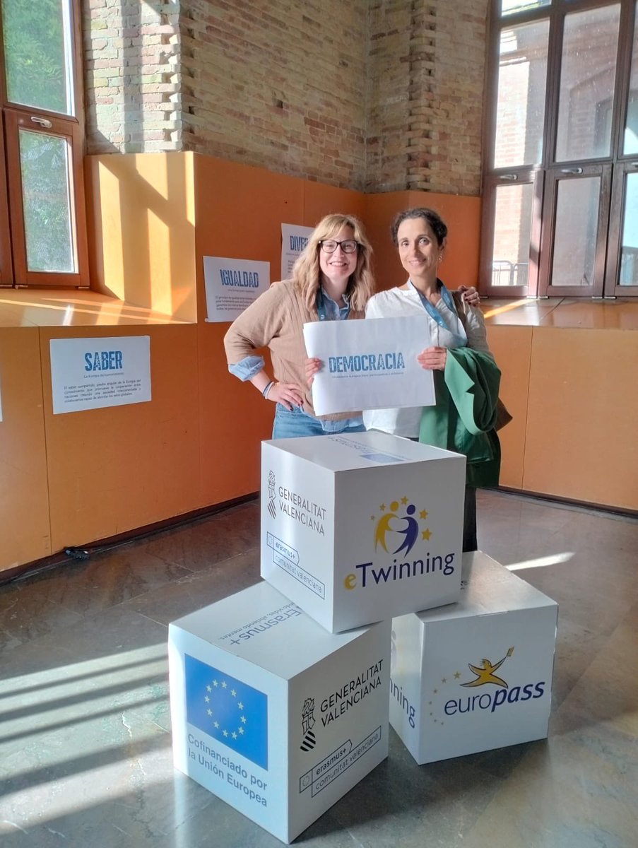 consabvra's tweet photo. #etwembajada12 Celebrando el #europeday haciendo comunidad etwinning en #Valencia 🇪🇺20 años celebrando lo que nos une 🎉 https://t.co/lF6mVGpyQX