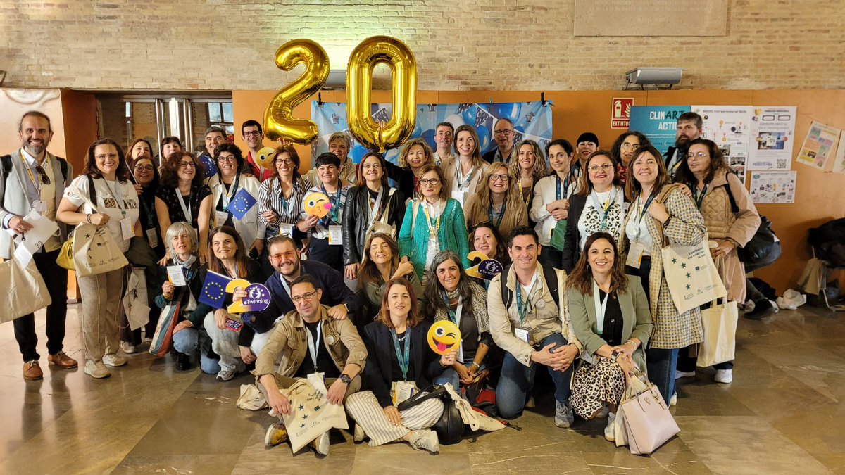 consabvra's tweet photo. #etwembajada12 Celebrando el #europeday haciendo comunidad etwinning en #Valencia 🇪🇺20 años celebrando lo que nos une 🎉 https://t.co/lF6mVGpyQX