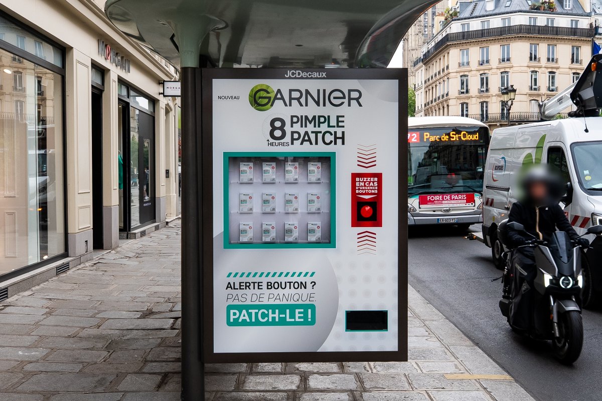 JCDecaux France (@jcdecaux_france) on Twitter photo À l’occasion de la sortie de la dernière innovation « Pimple Patch », Garnier fait appel à la créativité de JCDecaux en intégrant un distributeur de patchs invisibles dans un Abribus : jcdecaux.fr/communiques-de… À l’occasion de la sortie de la dernière innovation « Pimple Patch », Garnier fait appel à la créativité de JCDecaux en intégrant un distributeur de patchs invisibles dans un Abribus : jcdecaux.fr/communiques-de…