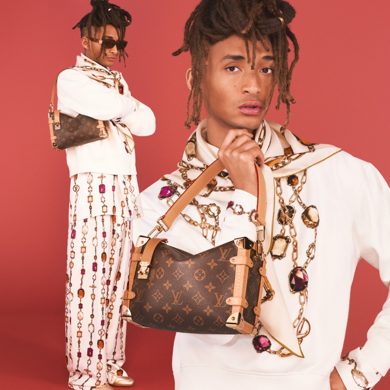LouisVuitton_JP's tweet photo. 新 #LVPREFALL25 キャンペーンでは、包み込むようなシルエットやコントラストを効かせたアクセサリーといった@TWNGhesquiereならではのワードローブを、フレンズ・オブ・ザ・ハウスである #NanaOuyang、#DevonRoss、#LousAndTheYakuza、#JadenSmith が個性溢れる着こなしで表現。
#LouisVuitton