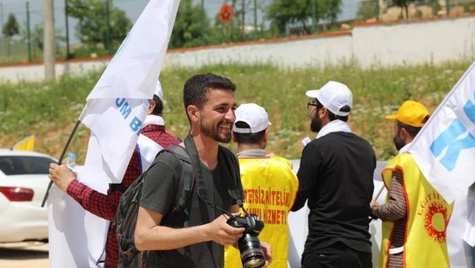 Dicle Fırat Gazeteciler Derneği (@dfgdernegi) on Twitter photo 📌 Gazeteci Ahmet Kanbal hakkında dava açıldı
<a href="/maturkce1/">Mezopotamya Ajansı</a> muhabiri Ahmet Kanbal hakkında 6 Şubat'ta yaptığı canlı yayın bağlantıları gerekçesiyle "Halkı yanıltıcı bilgiyi yayma" iddiasıyla dava açıldı
Ahmet Kanbal hakkında 6 Şubat 2023 tarihinde meydana gelen Mereş merkezli 📌 Gazeteci Ahmet Kanbal hakkında dava açıldı
<a href="/maturkce1/">Mezopotamya Ajansı</a> muhabiri Ahmet Kanbal hakkında 6 Şubat'ta yaptığı canlı yayın bağlantıları gerekçesiyle "Halkı yanıltıcı bilgiyi yayma" iddiasıyla dava açıldı
Ahmet Kanbal hakkında 6 Şubat 2023 tarihinde meydana gelen Mereş merkezli