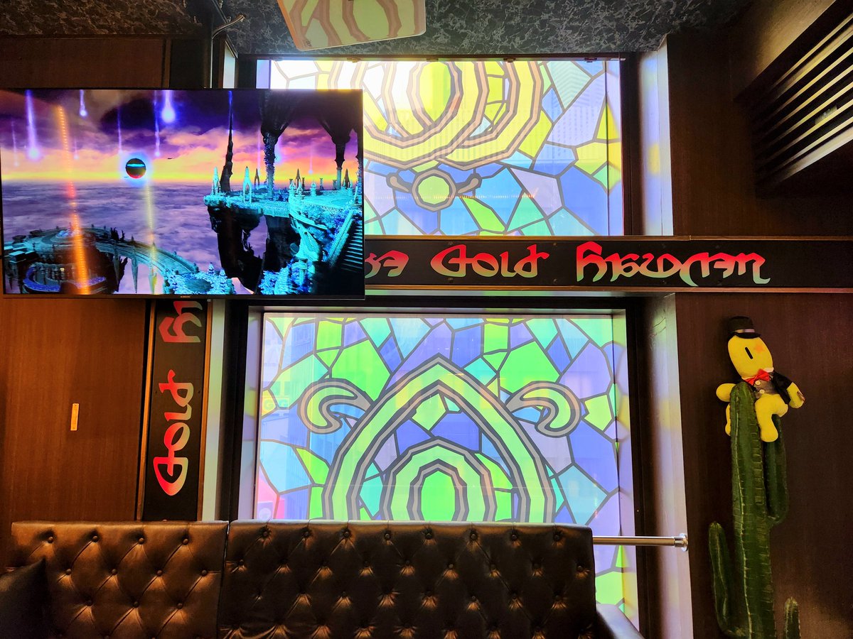CalaN0x's tweet photo. Something super fun we also got to do was the Gold Saucer Room that's part of the Eorzea Cafe! It was so awesome, and we even got to do scratch cards like the mini cactpot! @hi_bunorder and I didn't win anything, but @M_Kanara won the 1st prize, a special honey toast!! https://t.co/mRBDIvyVfo
