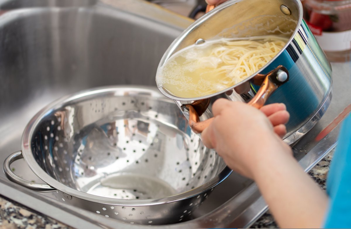 There are lots of quick and easy ways to save water in the kitchen. 

Did you know that once cooled, water that's been boiled for pasta is great for plants?

#WatersWorthSaving 

brnw.ch/21wSwnc