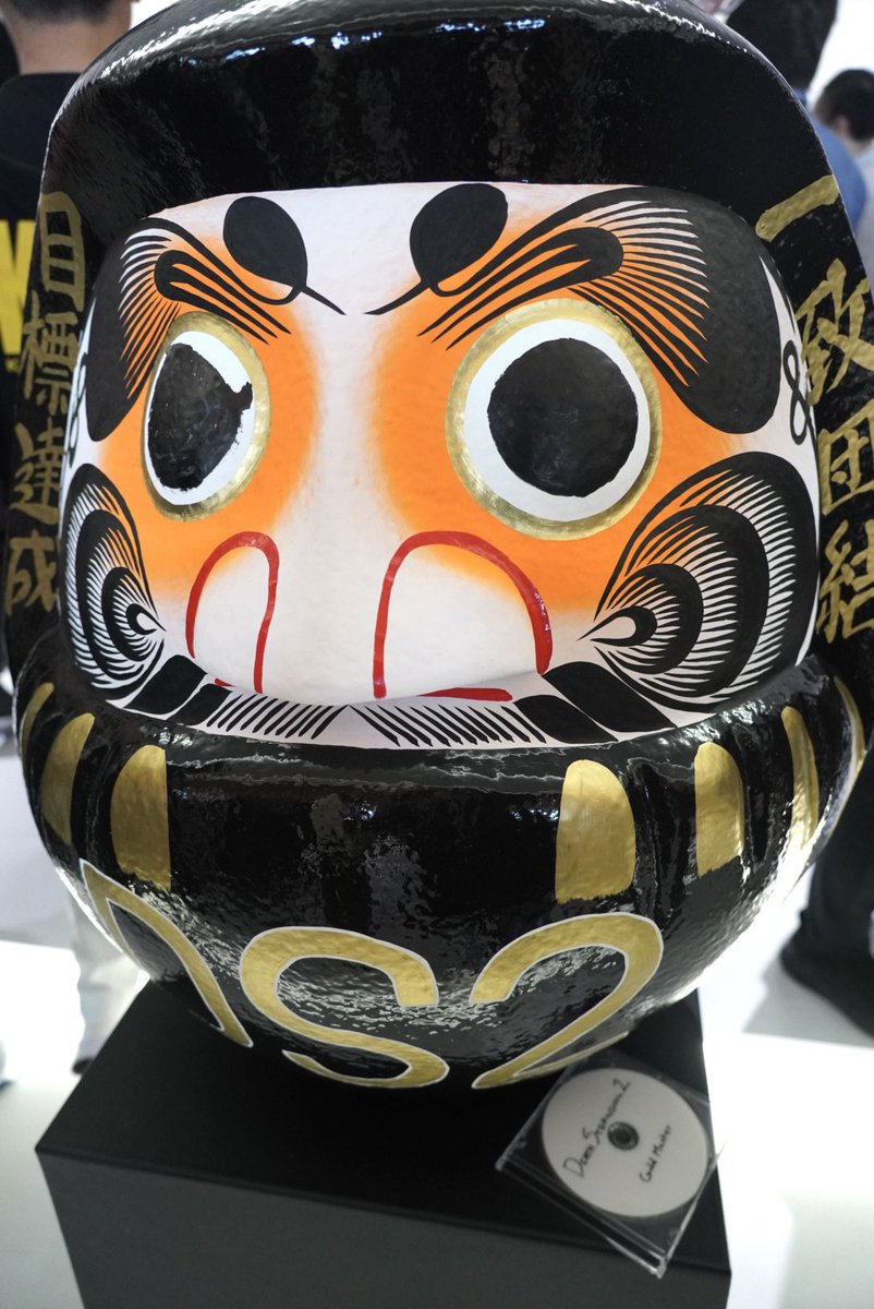 Kojima_Hideo's tweet photo. 本日、無事『DEATH STRANDING 2: ON THE BEACH』のゴールドマスター承認を受けとりました。達磨に眼を書き入れました。ありがとうございます🙏👍🫶🙇🏻😍 https://t.co/i6K3lGskTp