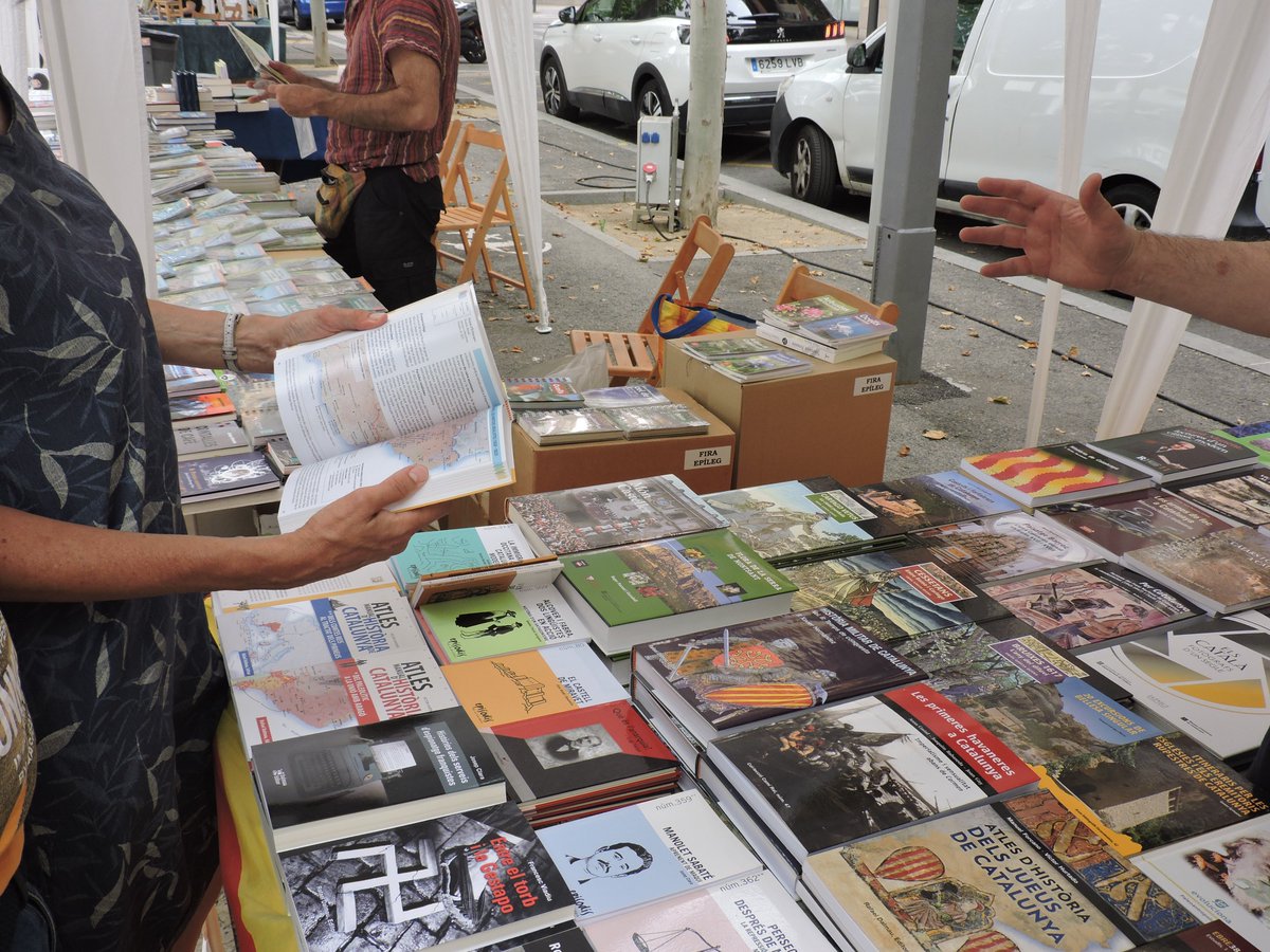 📣📖 FALTA TOT JUST UNA SETMANA PER LA QUARTA #FIRAEPÍLEG! 📖📣

🌐 Consulta'n la programació completa
sites.google.com/view/fira-eple…

📚 Descobreix les editorials, entitats i llibreries que hi trobaràs
sites.google.com/view/fira-eple…

💫 T'hi esperem!
ja.cat/epileg25