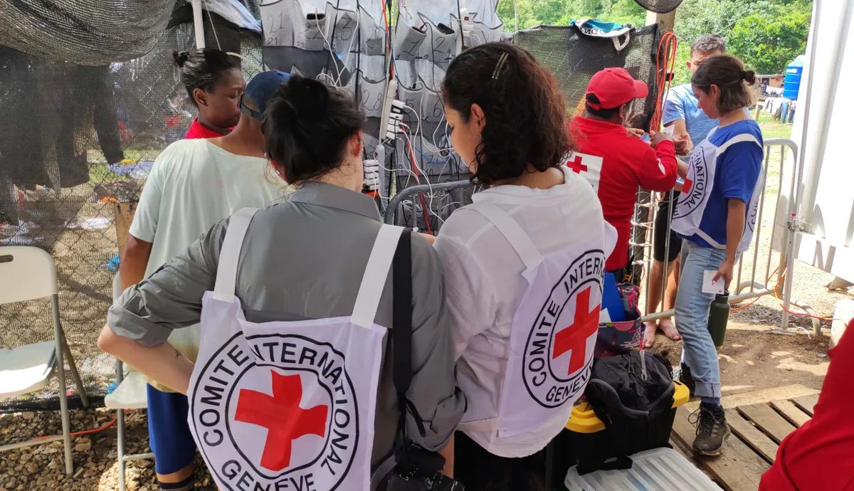 #WorldRedCrossDay | La France 🇫🇷 réaffirme son attachement au rôle du mouvement &amp; de ses volontaires de la <a href="/ifrc/">IFRC</a> pour aider les plus vulnérables partout dans le monde. Elle porte avec le <a href="/CICR_fr/">CICR</a> une initiative mondiale pour le respect du #DIH.