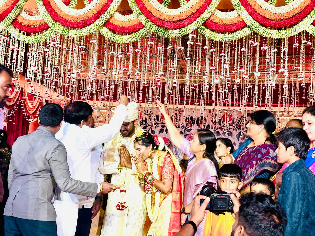 హైదరాబాద్ నగరంలో ఈరోజు జరిగిన పెద్దపల్లి జిల్లాకి చెందిన బీఆర్ఎస్ నాయకురాలు దాసరి ఉష వివాహానికి హాజరై వధూవరులను ఆశీర్వదించడం జరిగింది.