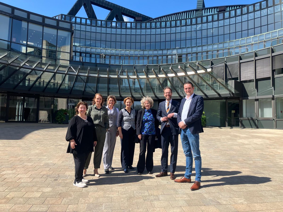 Danielle Jansen (@demc29demc) on Twitter photo Met de contactgroep Duitsland van de <a href="/2eKamertweets/">Tweede Kamer</a> bracht ik een tweedaags werkbezoek aan Noordrijn-Westfalen: o.a. de Landdag en Staatskanzlei, Duits-Nederlandse legerkorps en Universiteitskliniek Münster. Mooi om de samenwerking tussen Nederland en NRW van dichtbij te zien. Met de contactgroep Duitsland van de <a href="/2eKamertweets/">Tweede Kamer</a> bracht ik een tweedaags werkbezoek aan Noordrijn-Westfalen: o.a. de Landdag en Staatskanzlei, Duits-Nederlandse legerkorps en Universiteitskliniek Münster. Mooi om de samenwerking tussen Nederland en NRW van dichtbij te zien.
