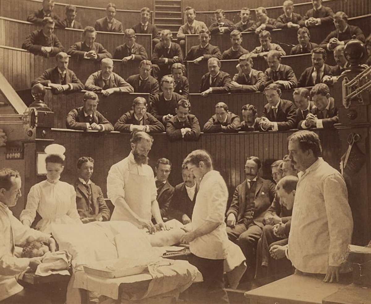 anatomie_pro's tweet photo. OP im Jahr 1890 – ein Blick zurück

Auf diesem Foto aus dem Boston City Hospital sieht man eine OP ohne Masken, Handschuhe oder Licht. Narkose gab’s per Äthermaske, operiert wurde bei Sonnenschein unter einer Glaskuppel. Listers Hygieneregeln? Damals noch umstritten. https://t.co/eOBlefdtFC