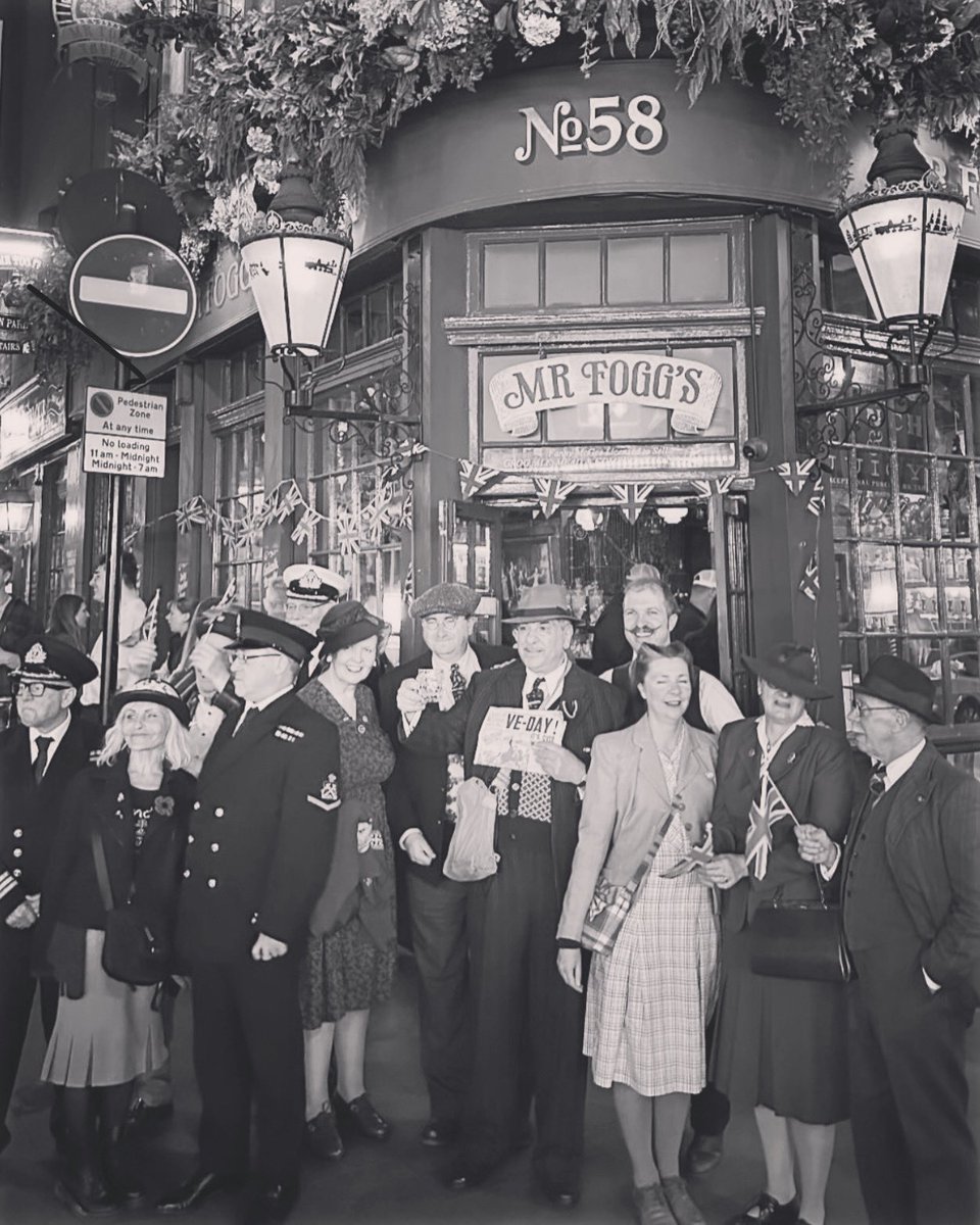 Love this picture of our VE Day singalong <a href="/MrFoggsGB/">Mr Fogg's</a> in Covent Garden. Could have almost been taken 80 years ago 🇬🇧