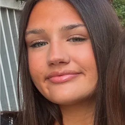 GossipRoomOff's tweet photo. 🚨 Eva, 16 ans, a disparu depuis le 1er mai à Nice. Elle n’a plus donné de nouvelles depuis et son téléphone a été coupé. Ses parents redoutent qu’elle soit tombée entre les mains d’un réseau de proxénétisme à Toulon, où son téléphone aurait borné.

Sa mère témoigne : "Quand je tape le numéro d’Eva, je tombe sur un site d’escort-girl." Depuis plusieurs mois, Eva fugue régulièrement après avoir rencontré un jeune homme connu des services de police, selon sa famille.

Sa déscolarisation a commencé il y a deux ans. "Depuis septembre, elle ne va plus à l’école. Elle a fait de mauvaises rencontres", confie sa mère à France 3. Une plainte a été déposée, requalifiée en détournement de mineure.

Son père, Arnaud Riverain (ancien acteur de Premiers baisers), a lancé un appel à l’aide sur LinkedIn. Il précise qu’elle a disparu le 1er mai à 11h15, place Garibaldi à Nice. Eva mesure 1m80, a les yeux bleus et les cheveux châtain foncé. Si vous avez des informations, contactez les autorités immédiatement. 🚔 (via Le Figaro)