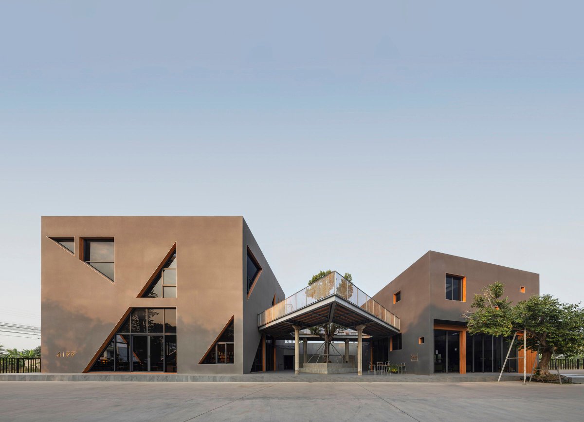 Archello's tweet photo. DIFF Coffee Roasters by ASWA transforms raw materials into an expressive spatial experience.
https://t.co/8bEkD85C54
#ConcreteCraft #LightAndVoid #ThaiArchitecture https://t.co/C0g6NtwnFk