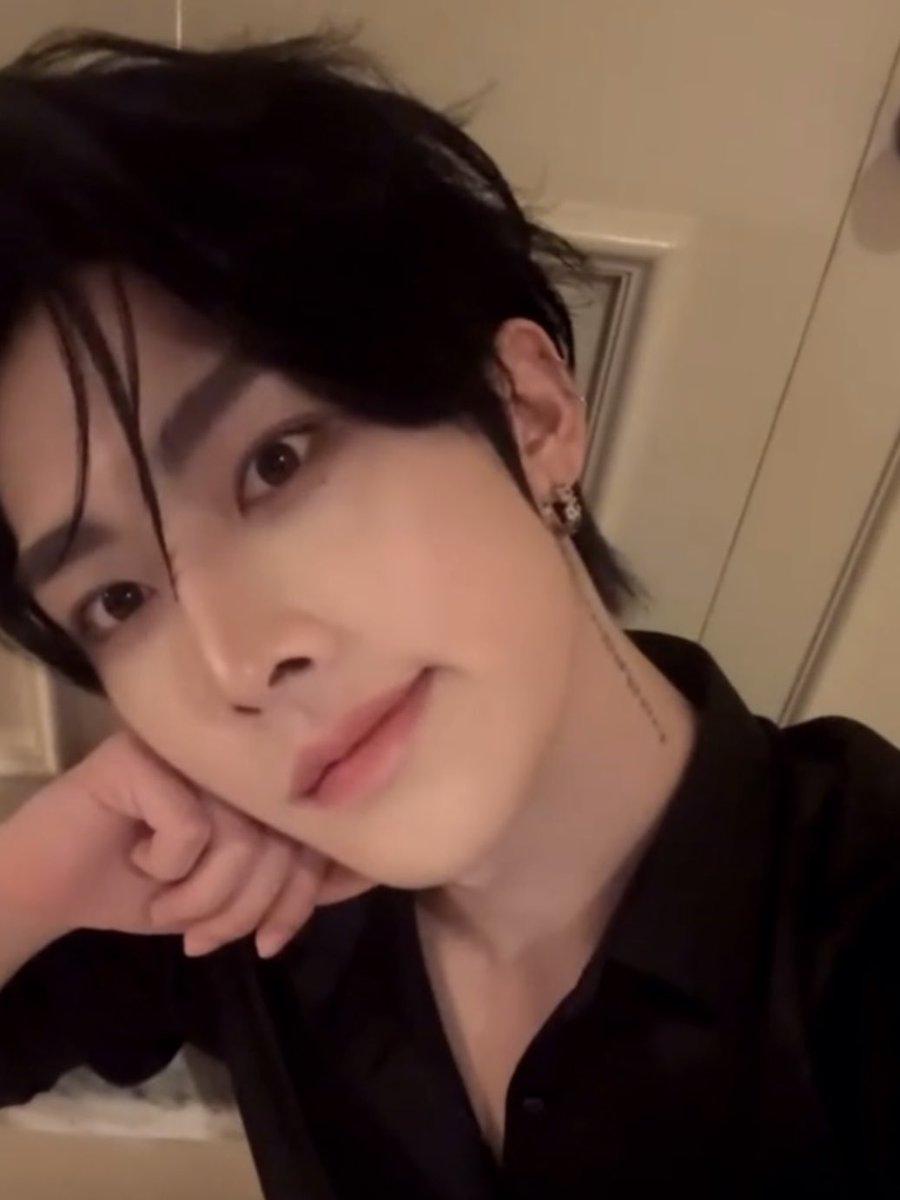 달 tweet media