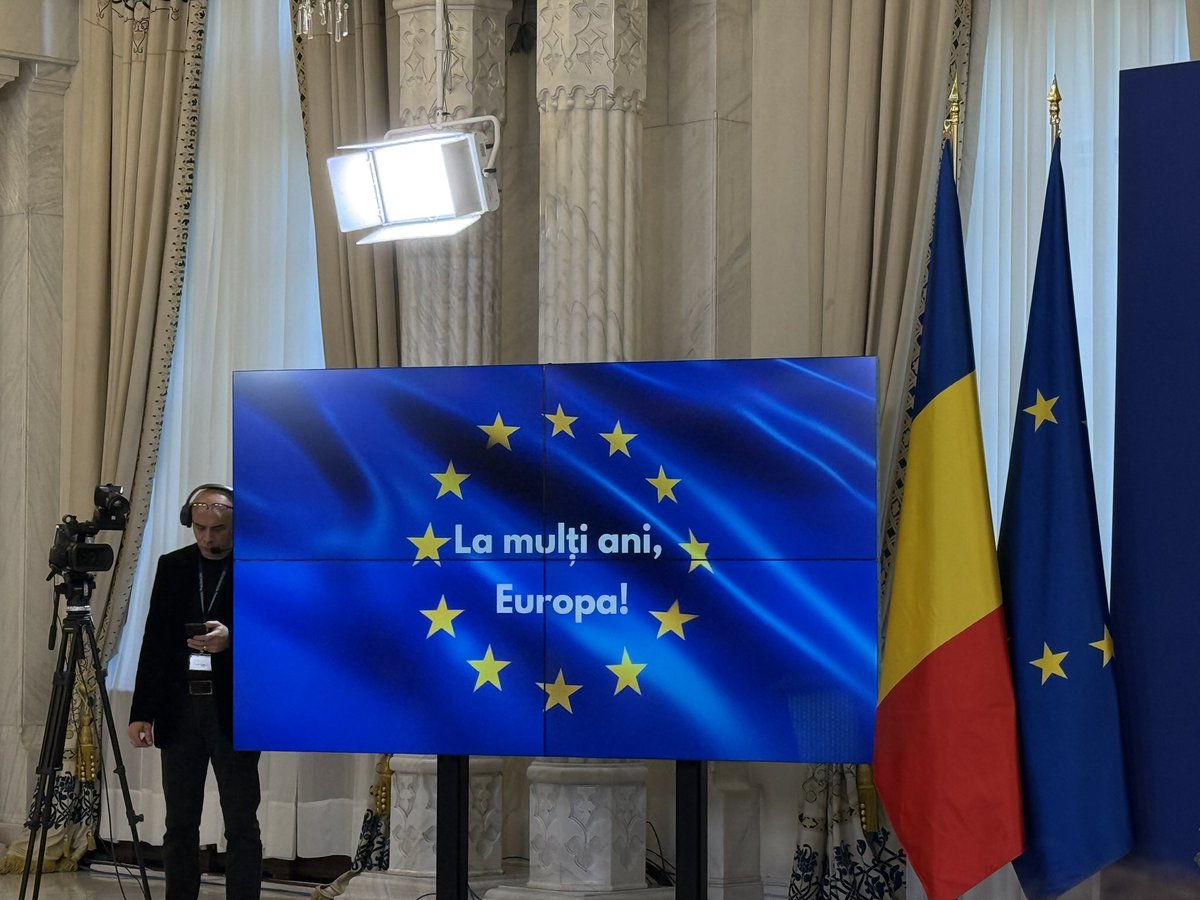 Luca Tagliaretti (@lucatagliaretti) on Twitter photo La mulți ani, Europa!
Very happy to celebrate #EuropeDay this morning at beautiful Cotroceni Palace with a debate between romanian students, the EU Commissioner <a href="/RoxanaMinzatu/">Roxana Mînzatu</a> and the Ministers of Education Daniel David.
Happy Birthday Europe!
🇪🇺❤️🇷🇴 La mulți ani, Europa!
Very happy to celebrate #EuropeDay this morning at beautiful Cotroceni Palace with a debate between romanian students, the EU Commissioner <a href="/RoxanaMinzatu/">Roxana Mînzatu</a> and the Ministers of Education Daniel David.
Happy Birthday Europe!
🇪🇺❤️🇷🇴