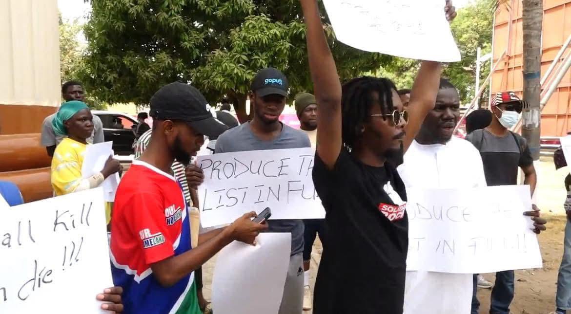 MusiriDavid's tweet image. We ask the government of Gambia to respect the constitutional rights of the citizens, and immediately release @alieuimmortal and the other arrested activists.

Aluta continua Alieu Bah

#freedomtoAlieu
#Gambia
#RightToProtest