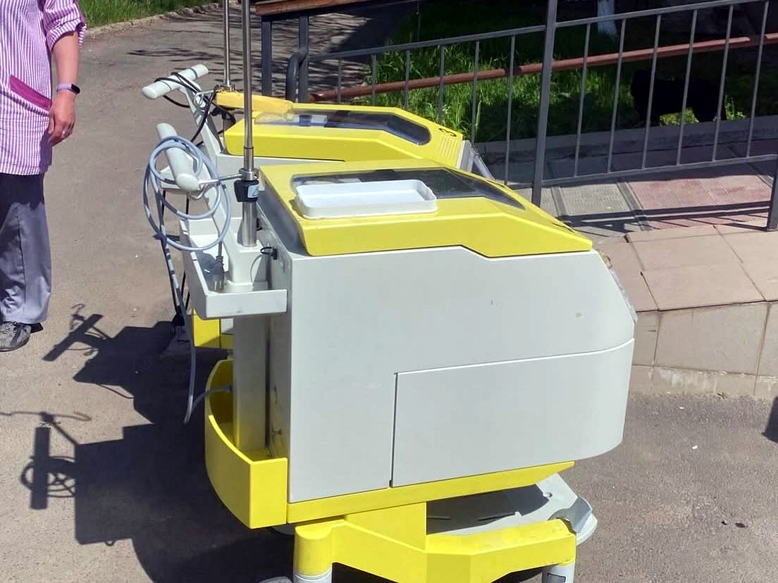UkraineBerlin's tweet image. Ein Lkw mit Krankenhausmöbeln, Geräten und Verbandsmaterial ist in der Klinik im südukrainischen Snihurivka angekommen. Die Fracht wurde von der Schweizer Johanniter-Malteser Stiftung Aide & Assistance gespendet. Wir haben den Transport organisiert und @helpeplus die Übergabe.