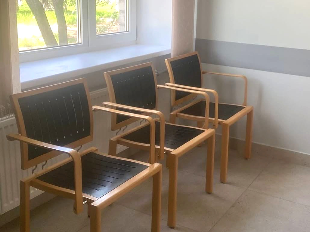 UkraineBerlin's tweet image. Ein Lkw mit Krankenhausmöbeln, Geräten und Verbandsmaterial ist in der Klinik im südukrainischen Snihurivka angekommen. Die Fracht wurde von der Schweizer Johanniter-Malteser Stiftung Aide & Assistance gespendet. Wir haben den Transport organisiert und @helpeplus die Übergabe.