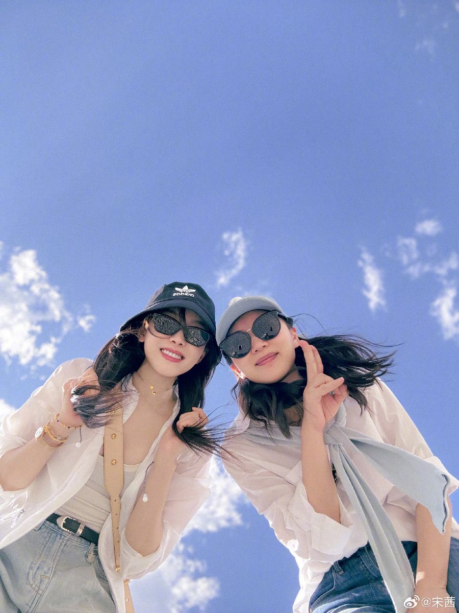 dramapotatoe's tweet photo. #VictoriaSong shares new snaps with #ChenHao
More - https://t.co/1c71Jkraau
#songqian https://t.co/0WV7Fi9Iw6