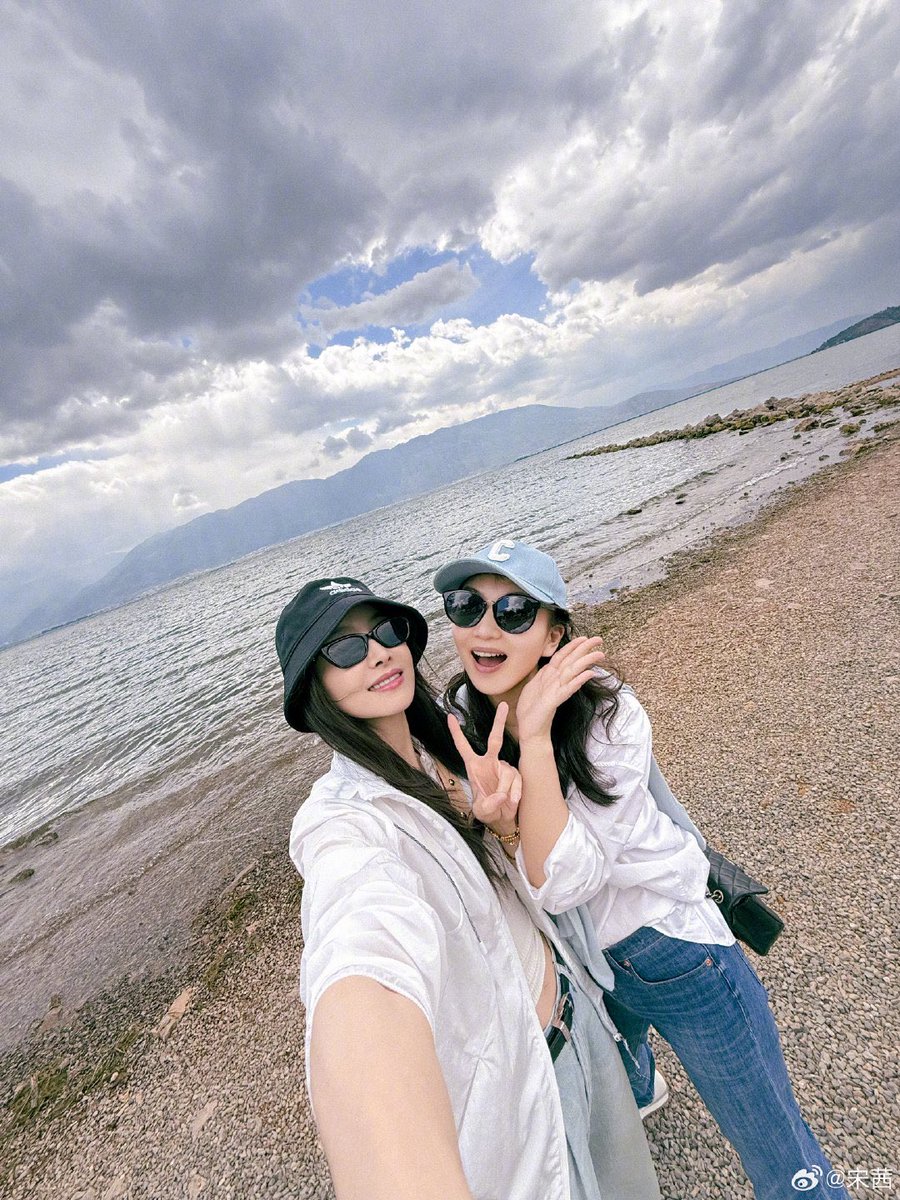 dramapotatoe's tweet photo. #VictoriaSong shares new snaps with #ChenHao
More - https://t.co/1c71Jkraau
#songqian https://t.co/0WV7Fi9Iw6