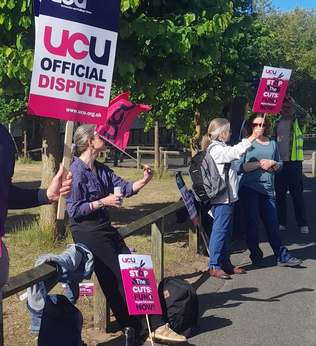 🥰Lots of support for our strike from members of the public passing the picket line this morning!
🎺Give us a toot or come and say hi if you're passing by! #SaveUEA