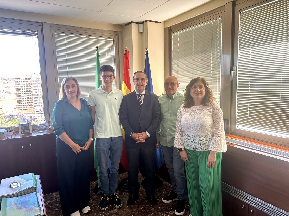 educacionmlg's tweet photo. 🥇@Miguel_Briones_ recibe al alumno Alberto García  del @IESGeraldBrenan tras clasificarse en primer lugar en la fase provincial de las Olimpiadas de Física que organiza cada año la @RSEF_ESP. Formará parte del equipo español en las Olimpiadas Iberoamericanas. ¡Enhorabuena! https://t.co/3TacnCOvMt