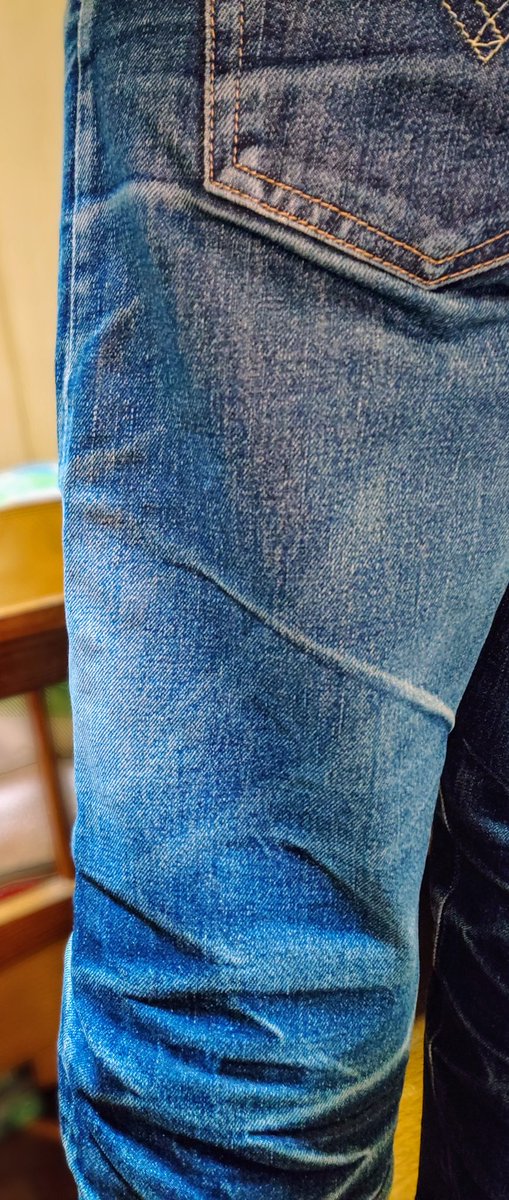 yunu2222's tweet photo. 裏からの生地はこんな感じ。自撮りが失敗してるだけです😅

LVC  LEVI'S 501XX   1955年モデル 
コーンミルズ  アメリカ製
6年目。

#ゆぬ #リーバイス #ジーンズ #デニム https://t.co/3tPPy6xvMx