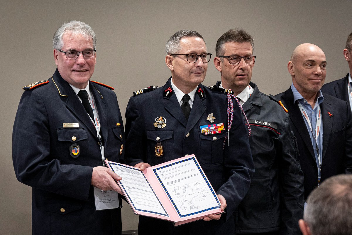 PompiersFR's tweet photo. #JourneedelEurope | Vers une Fédération européenne des sapeurs-pompiers 👨🏻‍🚒🇪🇺

Rendez-vous à Berlin pour finaliser ce projet structurant, au service d’une voix commune auprès de l’UE et d’une meilleure coordination en matière de protection civile. 

https://t.co/wfZagXA6Lk https://t.co/LYUPiPjXtE