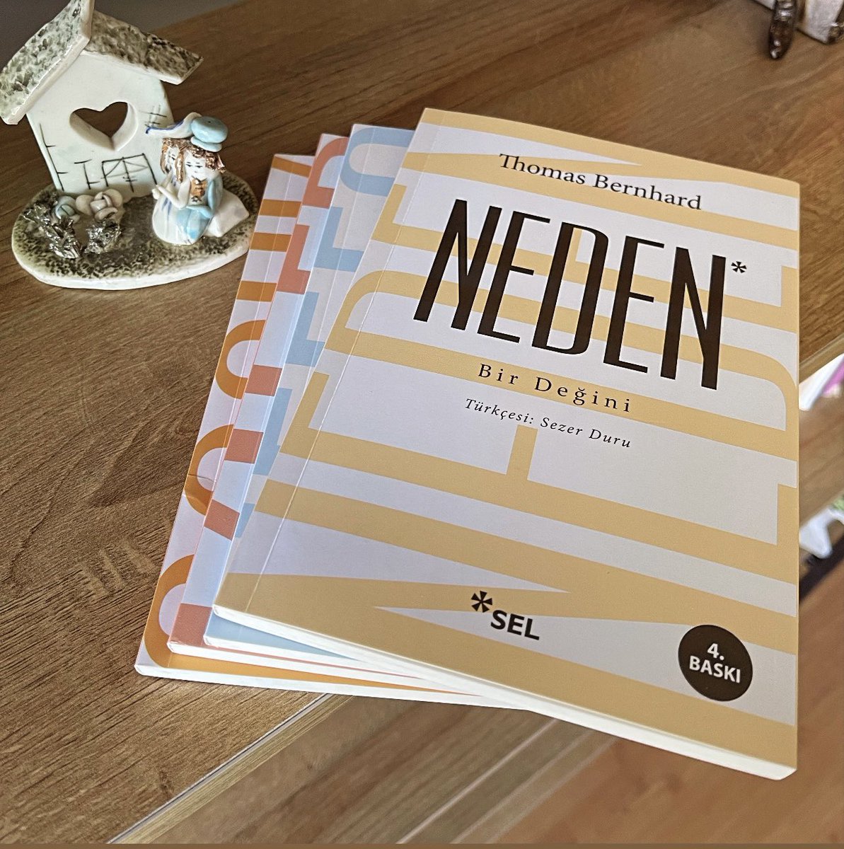 “Artık bitti deyip düşünmediğimiz, fakat yaşanmışlıklarımızın her an karşımıza çıkabileceği gerçeğiyle; hafıza ve bellek üzerine ince şekilde dokunmuş, eşsiz bir otobiyografi.”

#Neden
#ThomasBernhard 
<a href="/selyayincilik/">Sel Yayıncılık</a>