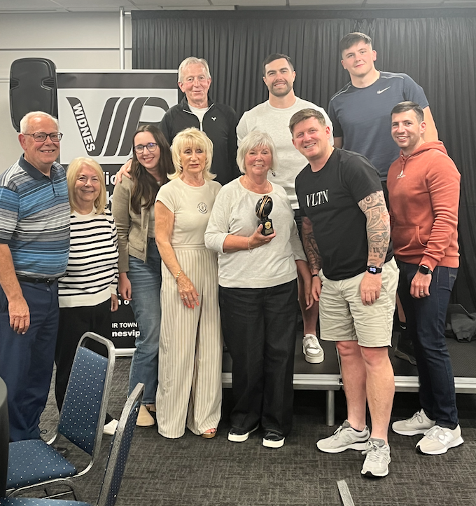 Widnesvips's tweet photo. Well done to the winning team, trophy donated by Skin Deep Aesthetics and presented by @WidnesRL head coach &amp; quiz master @AllanColeman12 🏆

'At the #WidnesVIPS Quiz Night', we gifted Allan a bottle of wine as a thank you. The wine was presented by Chris Smith of @EmrisServices. https://t.co/5rlEoZ5Q2D