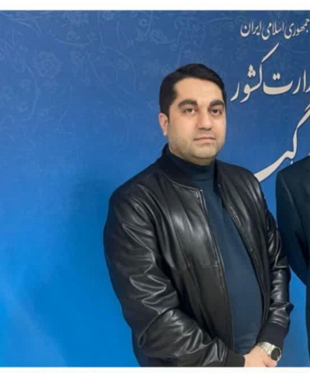 hosini313's tweet photo. ورود عضو جدید خانواده #شمخانی به صنعت پتروشیمی و نفت!

حبیب دیباجی همسر برادرزاده علی شمخانی دقیقا با چه تخصصی یک روز مدیرعامل شرکت سرمایه‌گذاری مسکن گیلان می شود و روز دیگر عضو هیأت مدیره #پتروشیمی_فارابی!؟حالا هم خبر رسیده که او به دنبال عضویت در هیأت مدیره پتروشیمی مروارید است https://t.co/LOnmC3KyQc