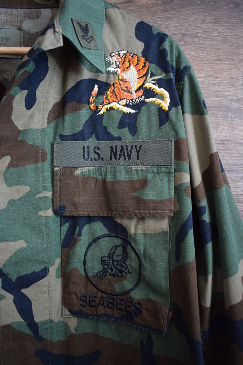 TheVintageSamui's tweet image. 🇺🇸⚓️ Vintage US Navy Seabees woodland camo shirt! A unique find with a cool tiger patch. Available now at our Koh Samui vintage shop! #USNavy #Seabees #VintageMilitary #KohSamuiVintage #MilitaryFashion #CamoStyle
