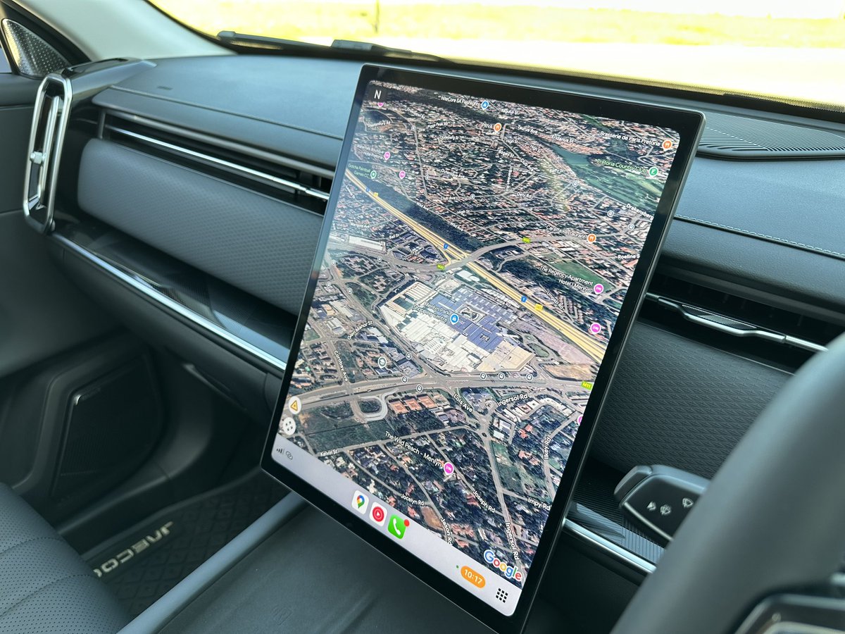 OtsileJK's tweet image. Large in-car screens are frowned upon by many but I'm a sucker for tech gimmicks so I don't them.
Also, I find them useful when using Google Maps or Waze.