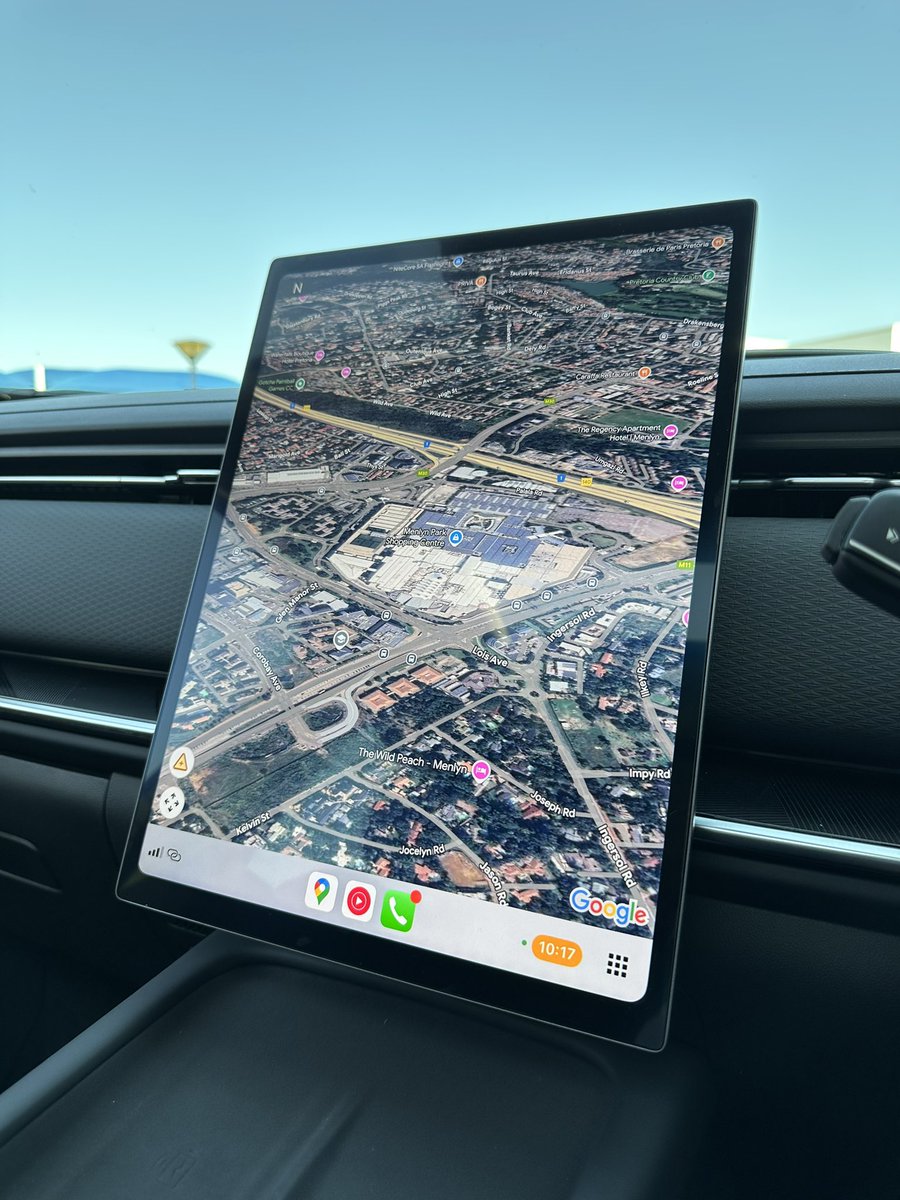 OtsileJK's tweet image. Large in-car screens are frowned upon by many but I'm a sucker for tech gimmicks so I don't them.
Also, I find them useful when using Google Maps or Waze.