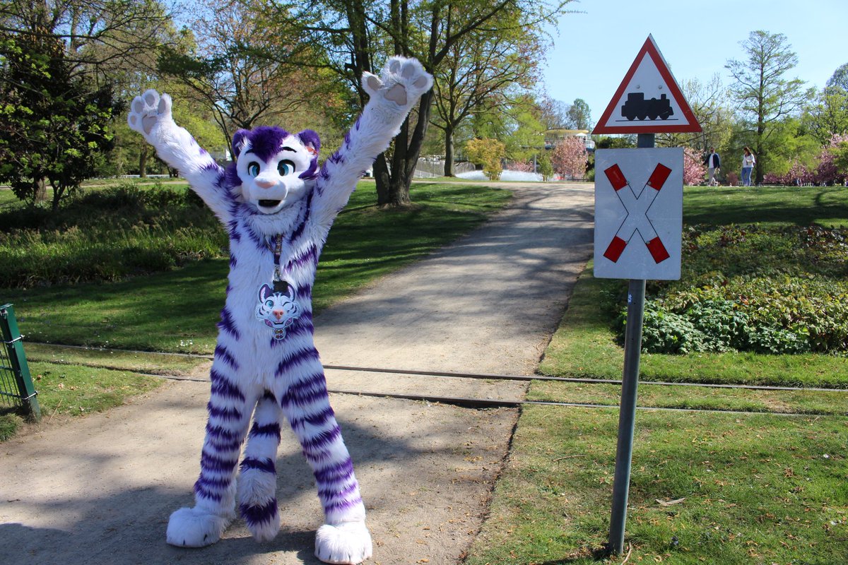 See a sign, be a sign!
#FursuitFriday