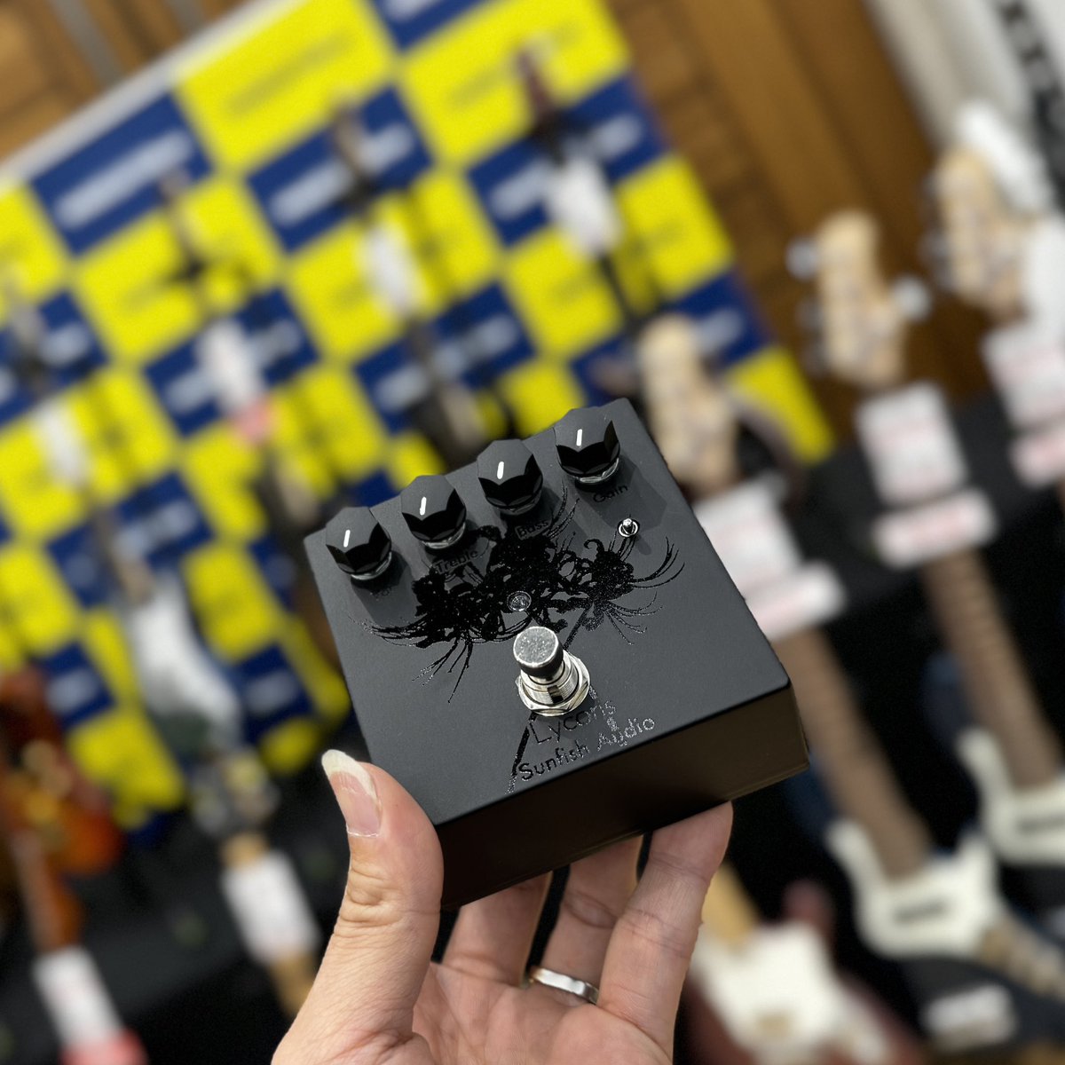 今回のサウンドメッセに合わせて、ワタナベ限定のペダルを2機種ご用意しました！

・Flying Teapot 59 Preamp
深みのあるブルー「Deep Blue」トーレックスのカスタムカラー

・Sunfish Audio Lycoris
マットとグロスのコントラストがかっこいいBlackoutカラー

是非会場で実物をご覧ください♪