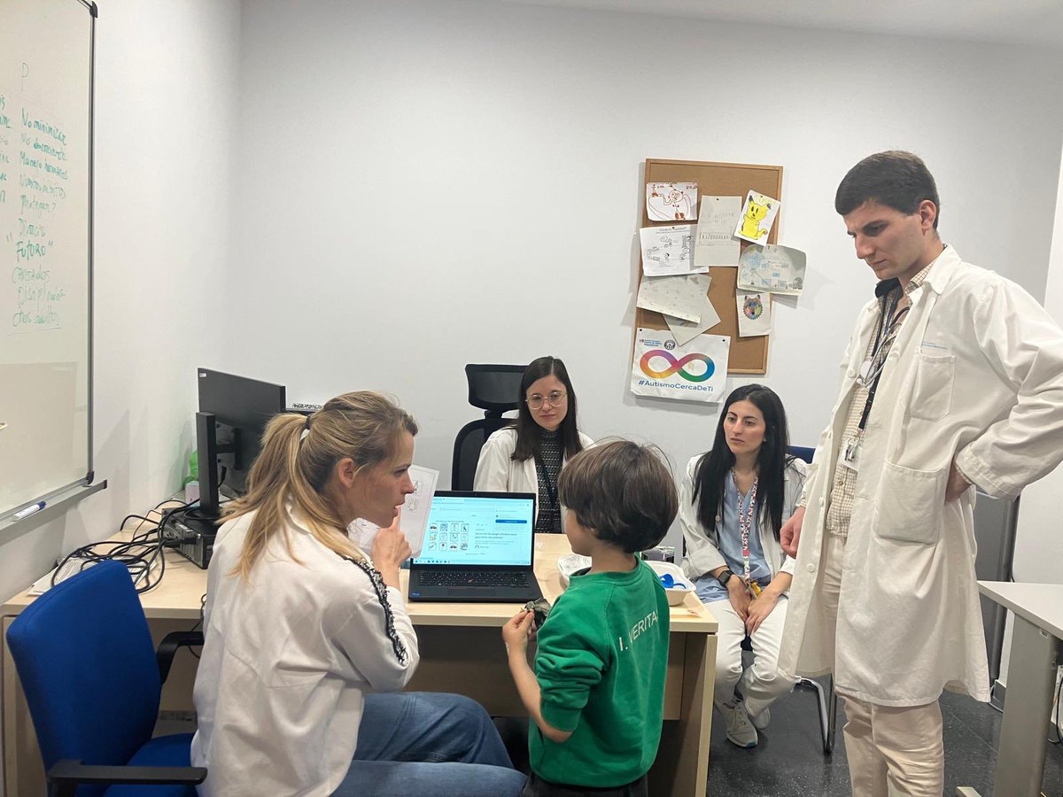 Ayer recibimos una visita muy especial: alumnos con diagnóstico de TEA del colegio Veritas nos visitaron para conocer y familiarizarse con el entorno hospitalario.