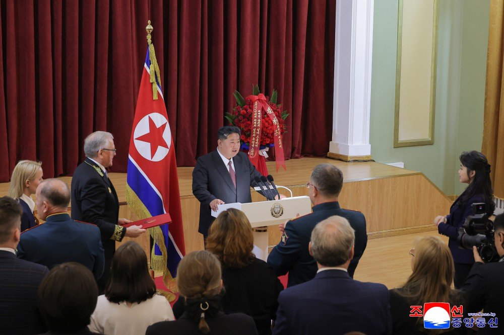 "Señalar la importante influencia que ejerció sobre el destino y futuro de la humanidad el ejército y pueblo soviéticos al derrotar el fascismo".

Kim Jong Un visita la embajada de Rusia en el 80° aniversario del Día de la Victoria.
