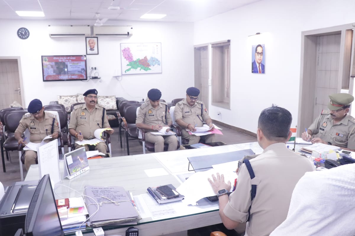 IG Range Agra (@igrangeagra) on Twitter photo #DIGRangeAgra <a href="/ShaileshP_IPS/">Shailesh Pandey,IPS</a> द्वारा परिक्षेत्रीय कार्यालय पर परिक्षेत्र के जनपदों के CO'S के साथ अपराध समीक्षा गोष्ठी कर, जनपदों में लंबित समस्त अपराधों की विवेचनाओं के निस्तारण एवं महिला संबंधी तथा संगठित अपराधों में त्वरित कार्यवाही हेतु संबंधित को आवश्यक दिशा-निर्देश दिए गये। #DIGRangeAgra <a href="/ShaileshP_IPS/">Shailesh Pandey,IPS</a> द्वारा परिक्षेत्रीय कार्यालय पर परिक्षेत्र के जनपदों के CO'S के साथ अपराध समीक्षा गोष्ठी कर, जनपदों में लंबित समस्त अपराधों की विवेचनाओं के निस्तारण एवं महिला संबंधी तथा संगठित अपराधों में त्वरित कार्यवाही हेतु संबंधित को आवश्यक दिशा-निर्देश दिए गये।