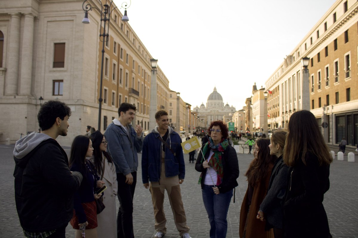Roma te espera... y en español 😎🇮🇹
Skip the tourist traps &amp; join a walking tour where Coliseo + cultura + buen rollo go hand in hand 👣🍕

✨ History, legends &amp; laughs — all en español.

🎟️ loom.ly/22UiovQ

#RomaEnEspañol #WalkingTourRoma